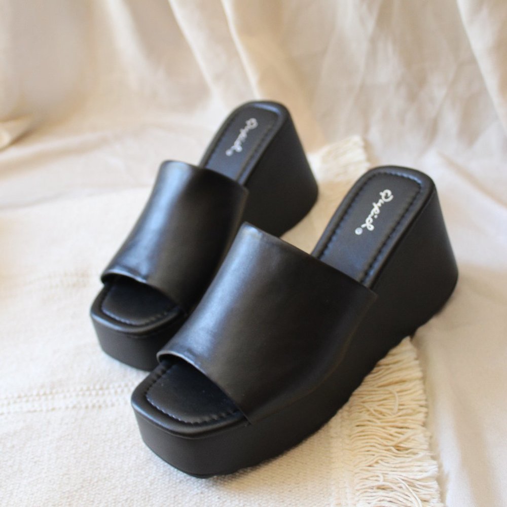 🚨LAST PAIR// Black Platform Wedge Mule - Picture 12 of 16